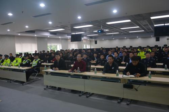 公司管理人員進(jìn)行安全培訓(xùn)